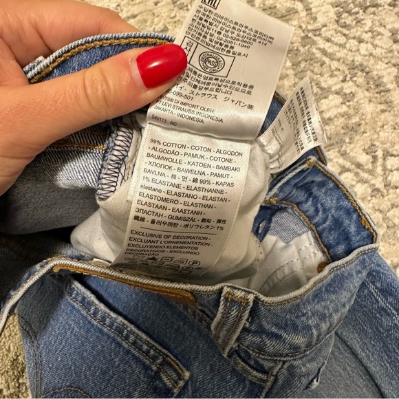 Levi's Wedgie Jeans Blue Wash Distressed Ankle Fit Size 26 Women’s - Picture 7 of 9